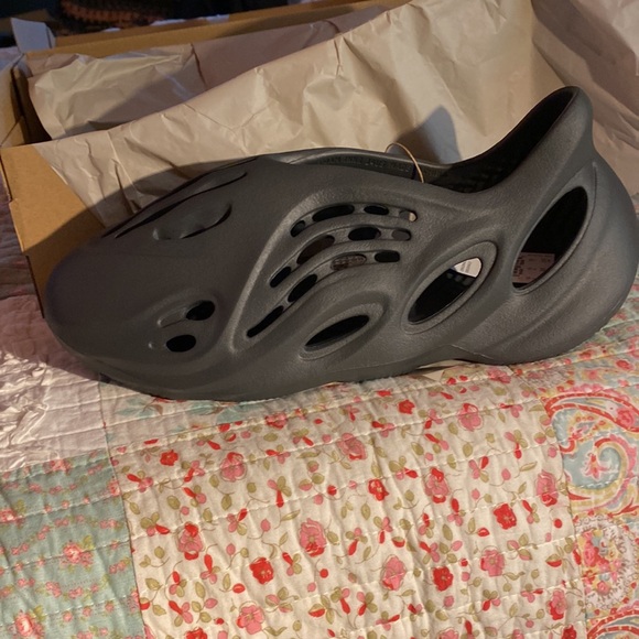 Yeezy Foam Runner Carbon, size 14, new with box - Picture 2 of 7